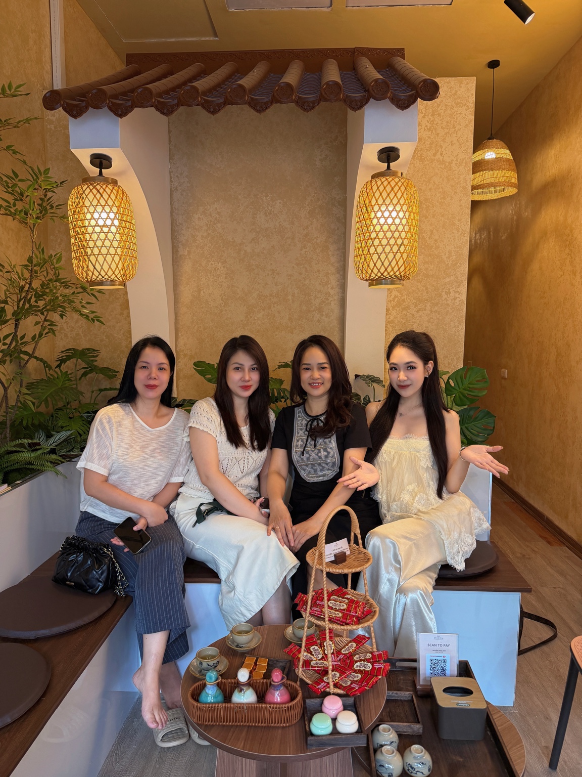 Nhóm khách tại HIÊN