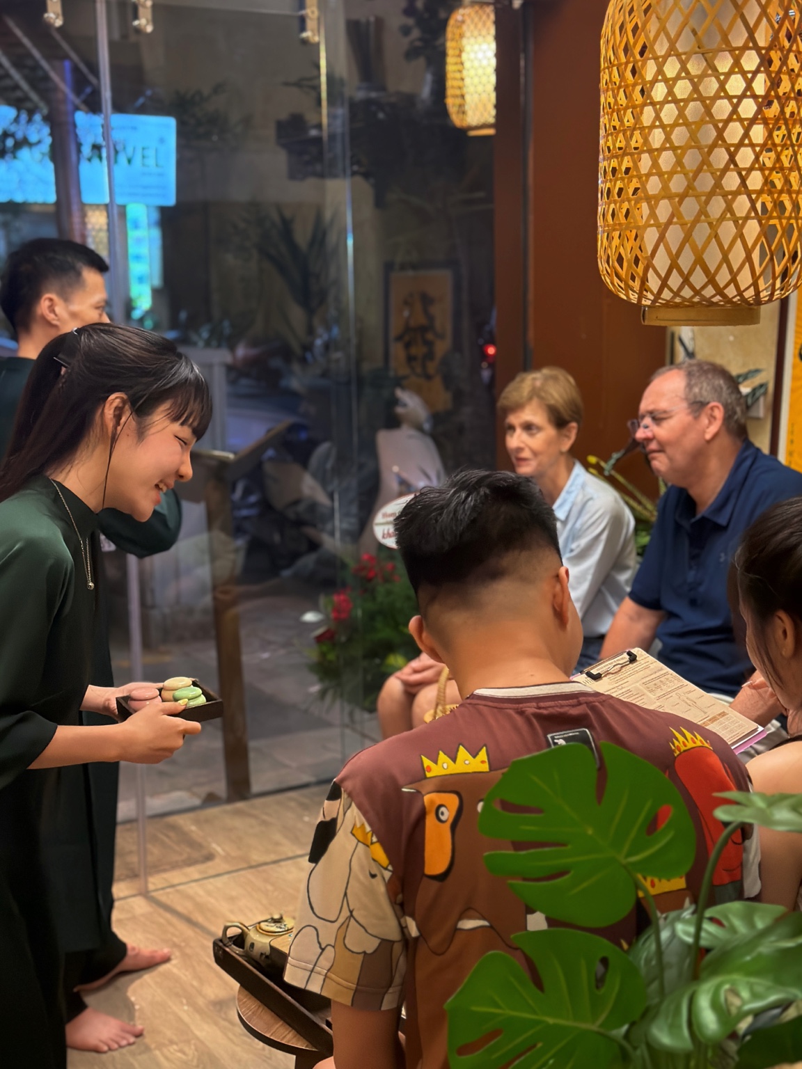 HIÊN tiếp đón khách hàng