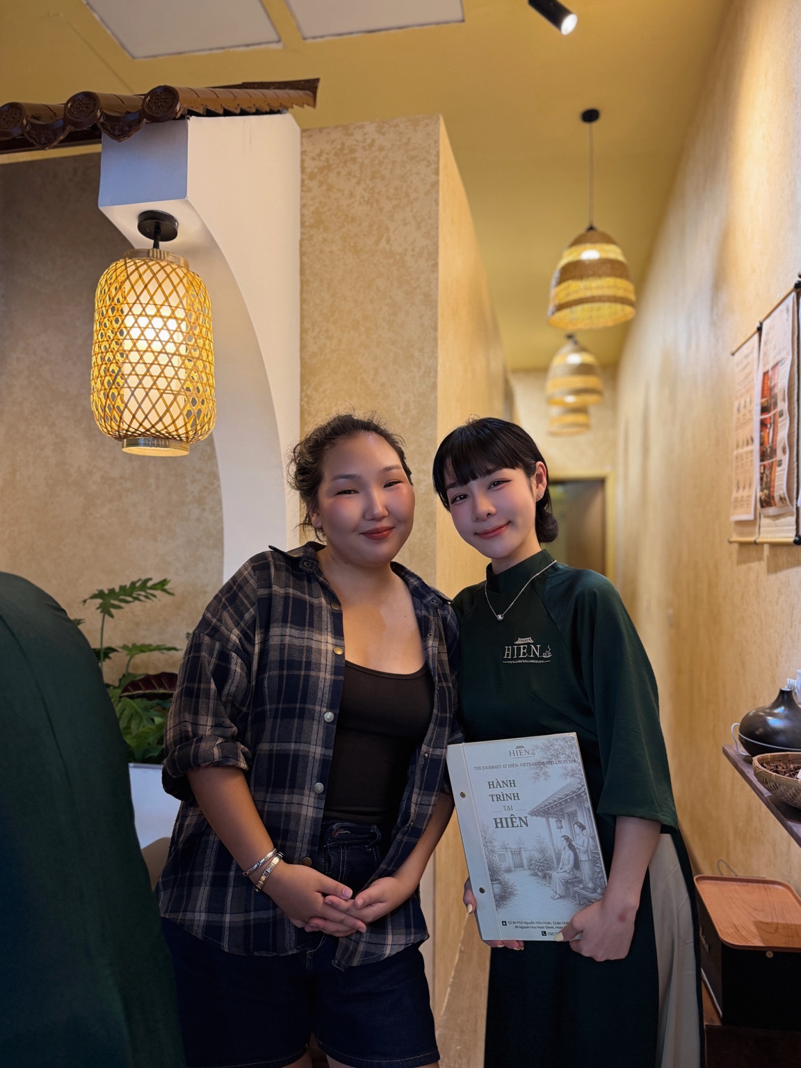 Khách chụp ảnh cùng nhân viên HIÊN